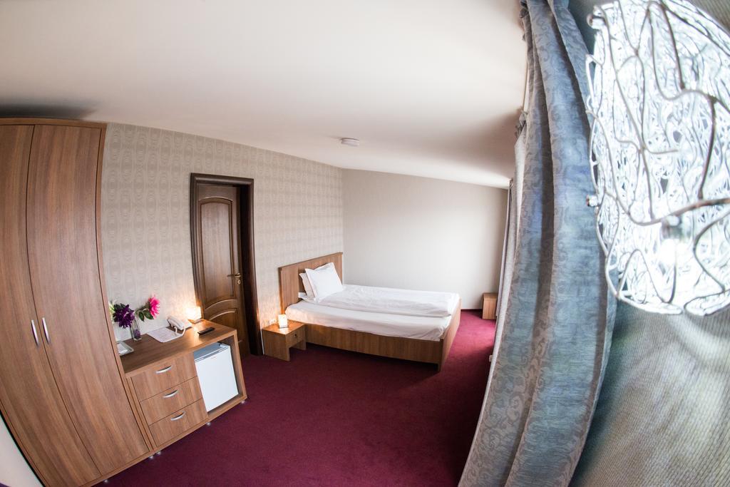 Hotel La Strada Ploiesti Exterior photo