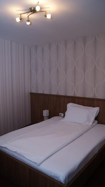 Hotel La Strada Ploiesti Exterior photo